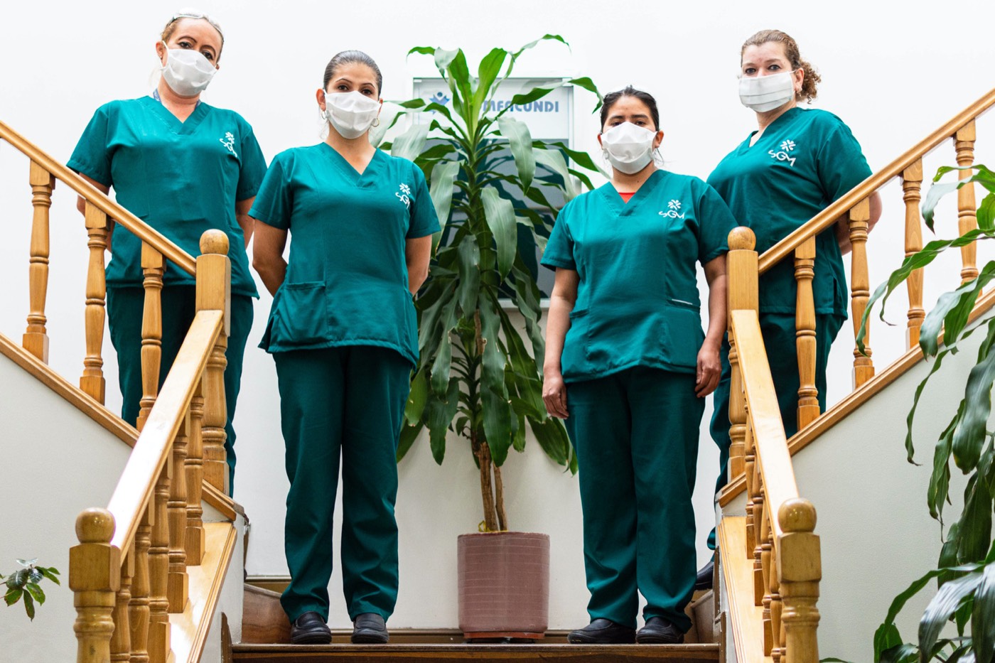 Equipo de Tkuido con la dotación completa en las escaleras de una sede cliente
