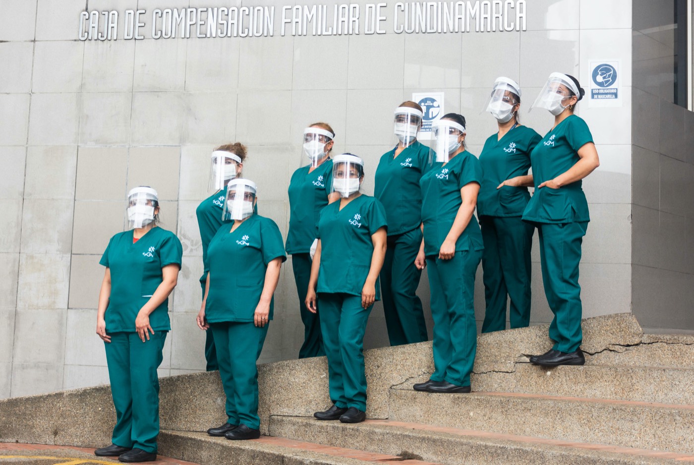Equipo de Tkuido con uniforme y elementos de protección antes de iniciar turno